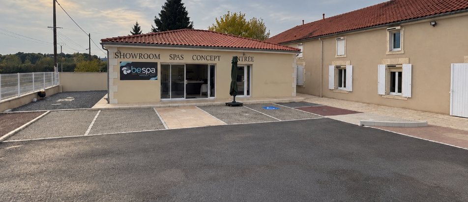 Façade du showroom Boisdron Bouty avec son parking, 26 route de Jonzac